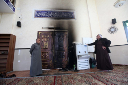 Diversos palestins observen els desperfectes a la mesquita.