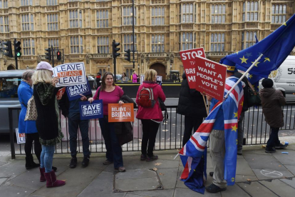 Británicos “probrexit” y “antibrexit” protestan fuera del Palacio de Westminster.