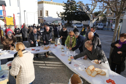 Gualter  -  En Gualter, entidad del municipio de la Baronia de Rialb, el martes de Carnaval se despidió con una comida popular que reunió a más de 250 personas, quienes pudieron disfrutar de una tradicional escudella.