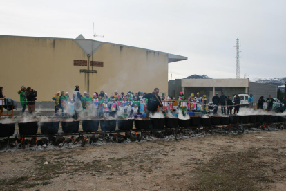 Gualter  -  En Gualter, entidad del municipio de la Baronia de Rialb, el martes de Carnaval se despidió con una comida popular que reunió a más de 250 personas, quienes pudieron disfrutar de una tradicional escudella.
