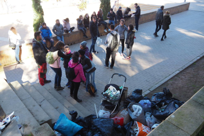 Una ONG recoge plásticos y jeringuillas en el parque de Santa Cecília