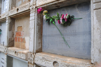 Imagen de la tumba del bisabuelo de Llarena en Torregrossa, donde fue secretario.