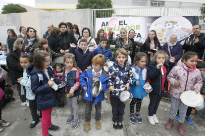 Alumnes de l’escola Països Catalans, participant en la protesta.