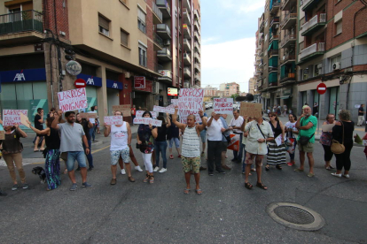 Decenas de personas volvieron a cortar ayer la calle Lluís Companys.