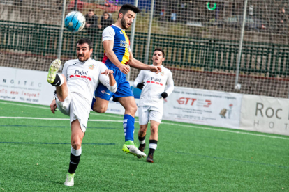 Un jugador del Borges i un altre de l’Andorra pugnen per la pilota ahir durant el partit.