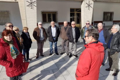 Jubilados de Mequinensa se concentraron el lunes para protestar por la pérdida de poder adquisitivo.