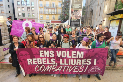 La asociación Marea Lila encabezó la concentración de la plaza Sant Joan con el lema “nos queremos rebeldes, libres y combativas”. 