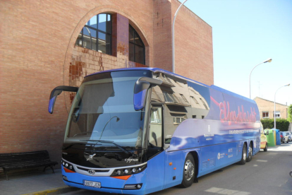Imatge d’arxiu del Bus de la Salut, en funcionament des del 2015, al seu pas per Almacelles.