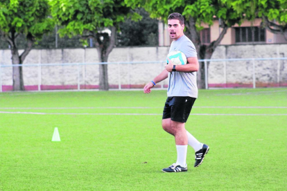 Pau Prior dirige un entrenamiento con su actual equipo, el Artesa de Segre, que milita en Segunda Catalana.