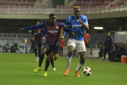 Mousa disputa un balón con un rival en una acción del partido de ayer.
