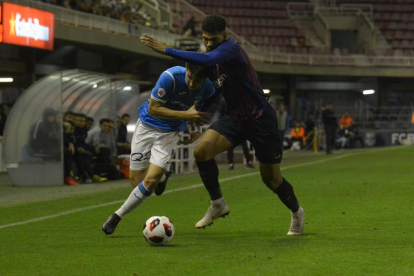 Mousa disputa un balón con un rival en una acción del partido de ayer.
