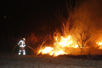 Fins a tretze dotacions de Bombers van treballar ahir en l’incendi forestal de Castelló de Farfanya.