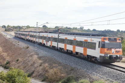 Un tren acudió a las 11.00 horas a remolcar el convoy averiado en Granyanella.