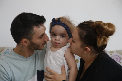 Nagore, con sus padres, Iván y Bárbara, en una imagen tomada el pasado mes de octubre en Lleida. 