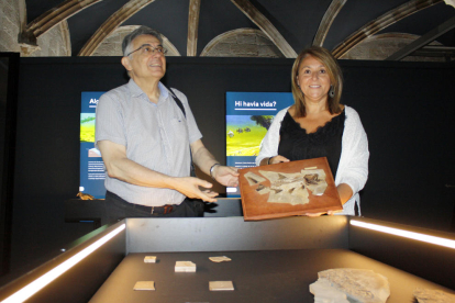 Antoni Lacasa y Rosa Pujol, ayer con algunos fósiles de la muestra.