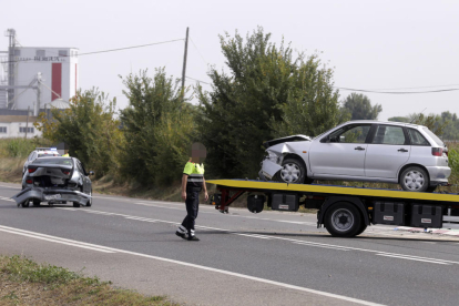 Los dos coches implicados tras el accidente en el punto kilométrico 456 de la carretera N-II. 