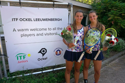 Las hermanas Teixidó, tras conquistar su primer título en dobles en el circuito ITF Júnior.
