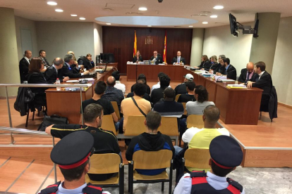 Imagen ayer de los 15 acusados en la Audiencia de Lleida en la última sesión del juicio. 
