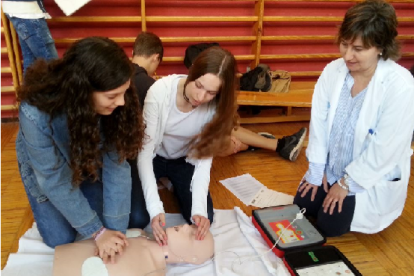 Els estudiants aprenen tècniques per saber actuar en cas de parada cardiorespiratòria.