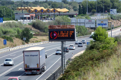 Vehicles en circulació per una autopista catalana.