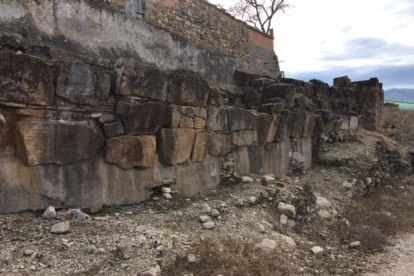 Estado de la muralla romana de Isona en una imagen de 2017.