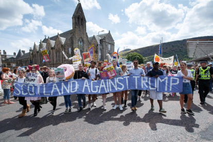 Milers de persones es van concentrar davant del Parlament escocès contra la presència de Trump.