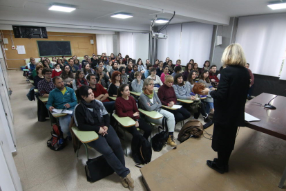 Opositors ahir a l’institut Josep Lladonosa abans de començar les proves.