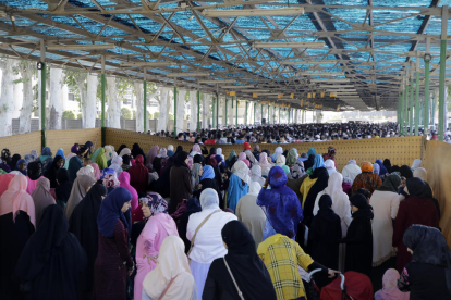El rezo final congregó ayer a cerca de 5.000 musulmanes en la marquesina del Pavelló Blau, con el habitual espacio habilitado que separa a las mujeres.