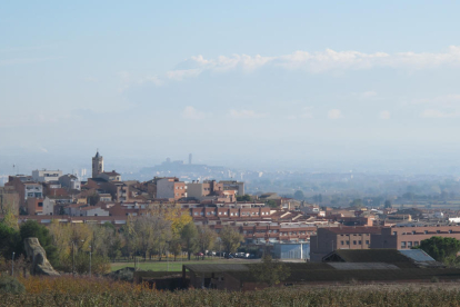 Vista d’arxiu del municipi d’Alpicat, amb la capital del Segrià al fons.