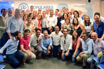 Pablo Casado con simpatizantes del PP en Granada.