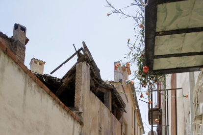 Un bombero revisaba ayer el tejado afectado en Balaguer. 