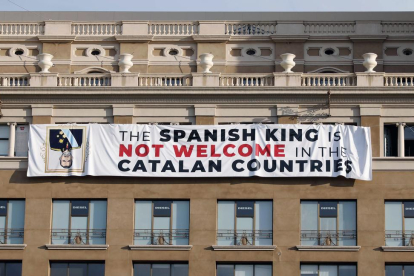 Cuelgan una pancarta contra el rey en la plaza de Catalunya