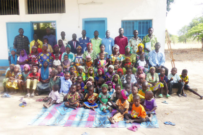 Imagen de la decena de familias, con todos sus miembros, que se forman en una escuela agraria del Chad gracias a material leridano.