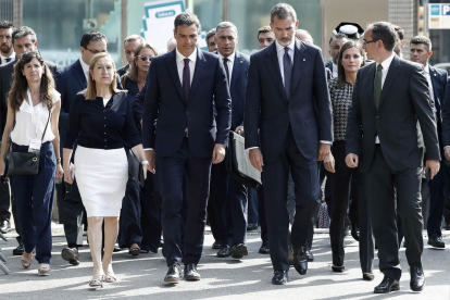 Los Reyes a su llegada a la plaza de Catalunya para presidir los actos de homenaje a las víctimas en el primer aniversario de los atentados del 17 de agosto, acompañados, entre otros, del presidente del Gobierno, Pedro Sánchez.