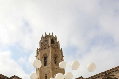 Minut de silenci i 16 globus blanc a Lleida