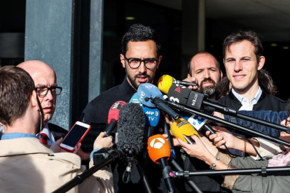 El rapero mallorquín Valtònyc compareció ante los medios en la salida del tribunal de Gante.