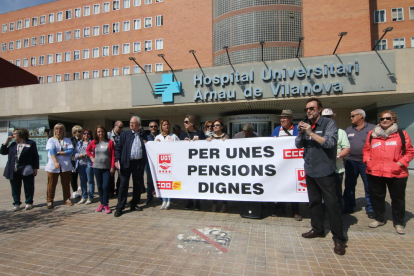 Concentració per exigir unes pensions dignes, ahir, davant de l’Hospital Arnau de Vilanova.