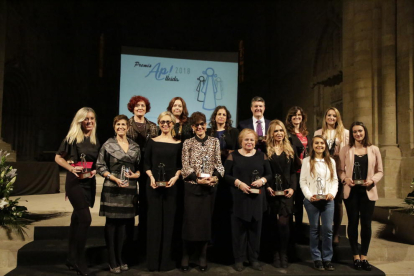 Fotografía de grupo de los premiados. Santi Roig, de Lleida TV, recogió el galardón de SEGRE.