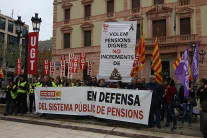 Concentración sindical ante la subdelegación del Gobierno en Lleida, ayer, por la subida de las pensiones.