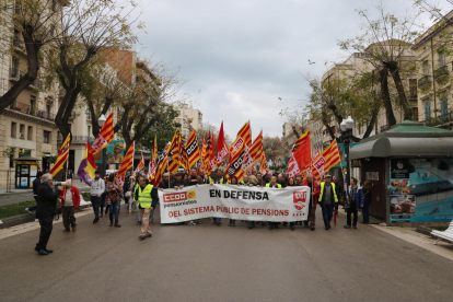 Concentración sindical ante la subdelegación del Gobierno en Lleida, ayer, por la subida de las pensiones.