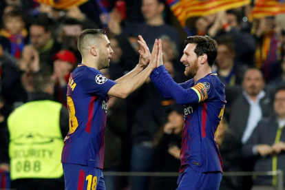 Jordi Alba i Messi celebren la classificació per als quarts de final.