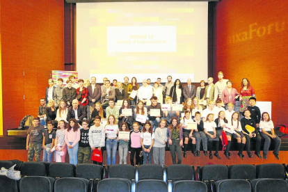 Alumnes finalistes de la cinquena edició dels Premis E2, Escola d’Emprenedors, durant la celebració del certamen al CaixaForum.