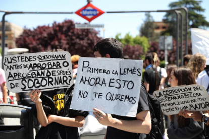 Estudiantes en la marcha de ayer contra Cifuentes en Madrid.