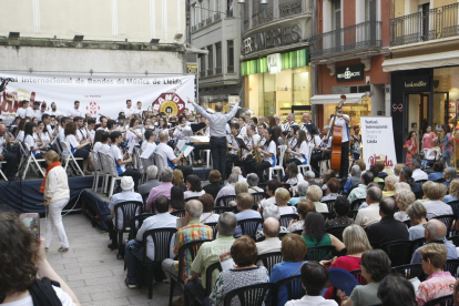 Un moment del concert de la formació de Xàtiva al costat de la Banda Municipal de Lleida.