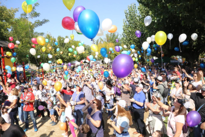 Els participants van llançar globus a l’aire després de la lectura del manifest ahir al Parc Municipal.