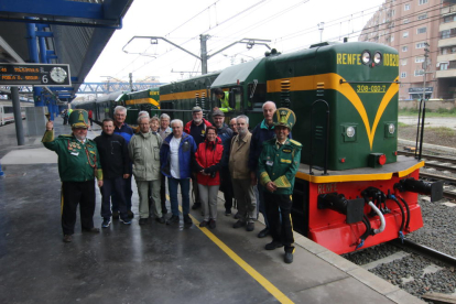 El grupo de viajeros del centro de Europa amantes de los trenes de época que ayer estrenaron la campaña del Tren dels Llacs.