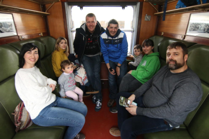 El grup de viatgers del centre d’Europa amant dels trens d’època que ahir van estrenar la campanya del Tren dels Llacs.