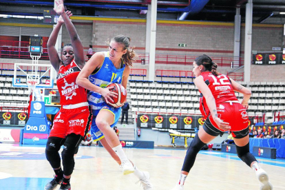 Ariadna Pujol jugó el sábado su primer partido de Liga tras la lesión.