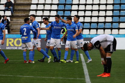 Javi López intenta controlar una pilota amb l’oposició d’un rival.