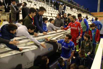 Javi López intenta controlar una pilota amb l’oposició d’un rival.